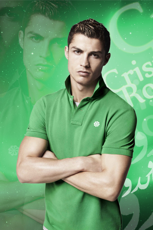 Популярный футболист Криштиану Роналду фото на зеленом фоне