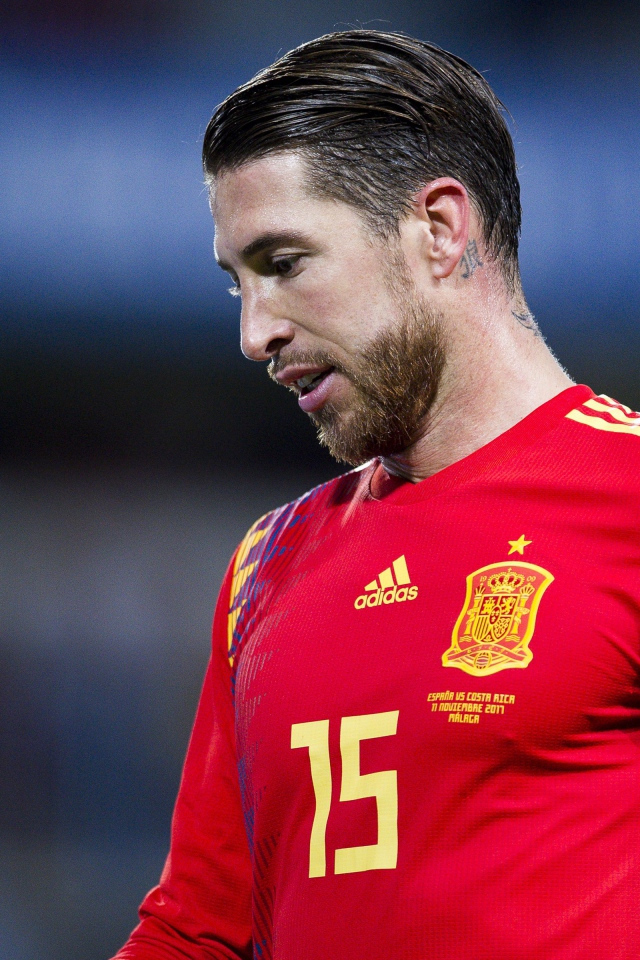 Популярный футболист Серхио Рамос на футбольном поле