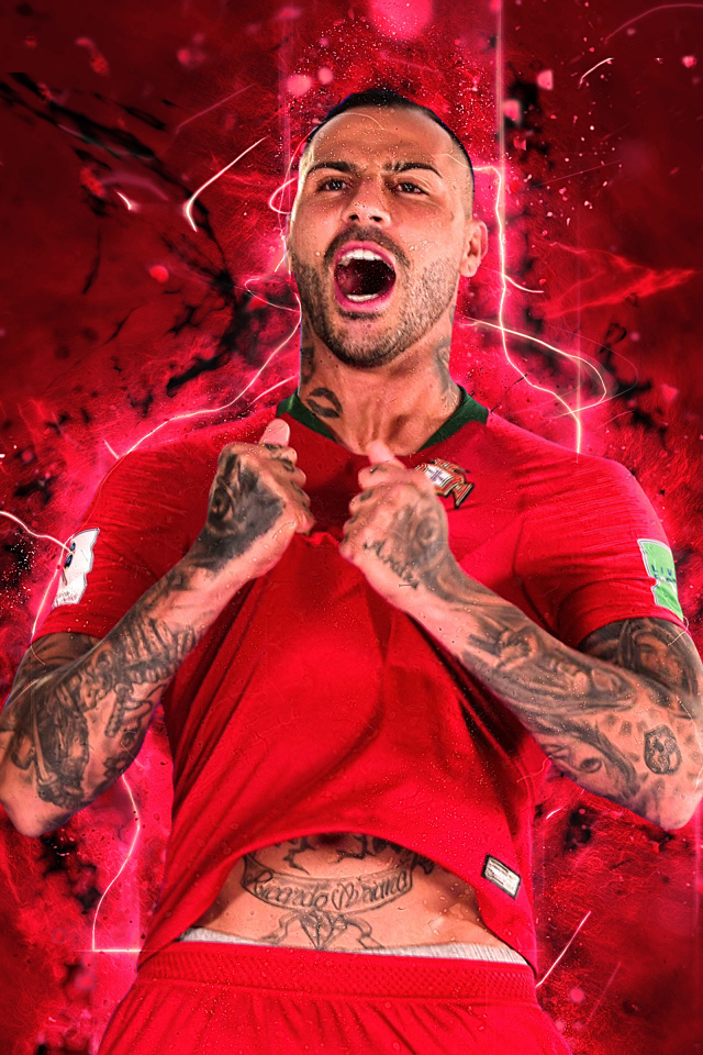 Португальский футболист Рикарду Куарежма на красном фоне