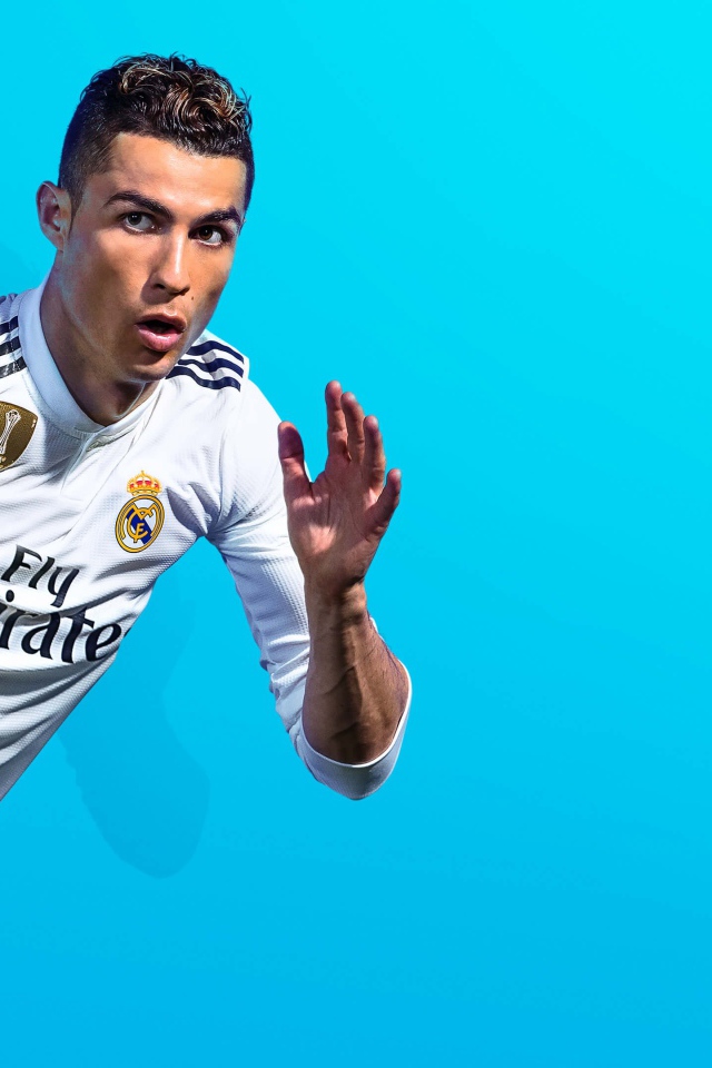 Португальский футболист Криштиану Роналду фото на голубом фоне