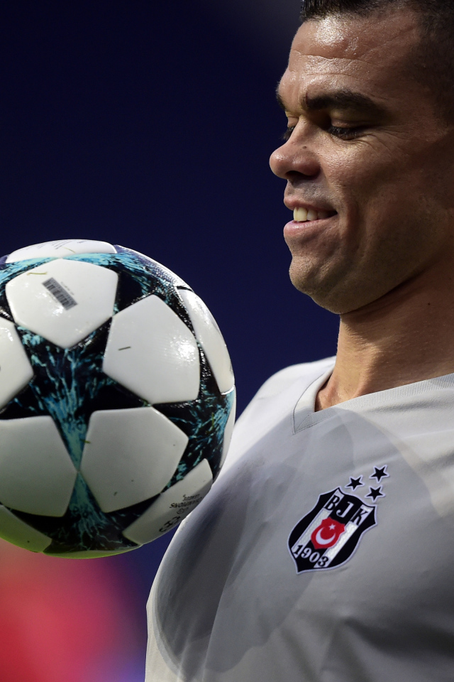 Португальский футболист Пепе с мячом