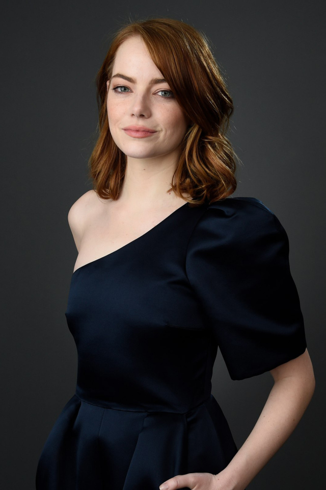 Рыжеволосая актриса Эмма Стоун в черном платье