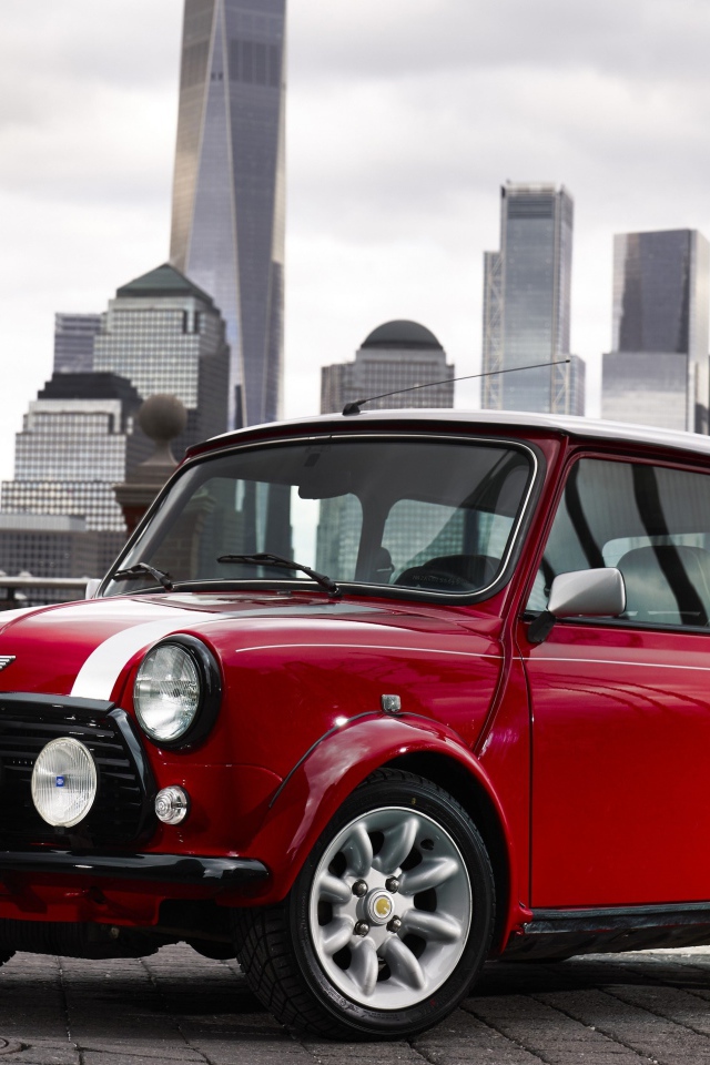 Красный Mini Electric Concept, 2018 года на фоне города