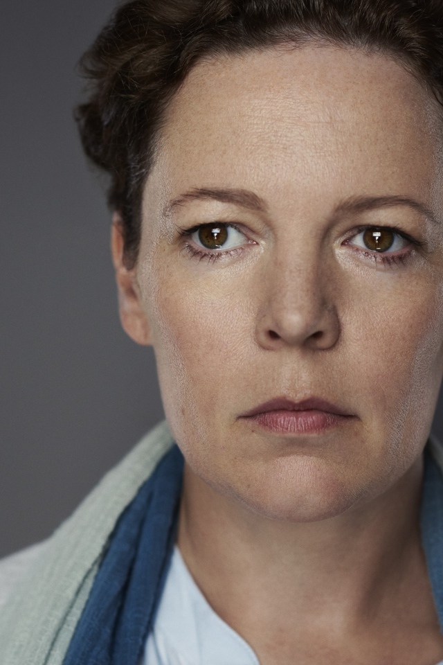 Грустная актриса Оливия Колман на сером фоне