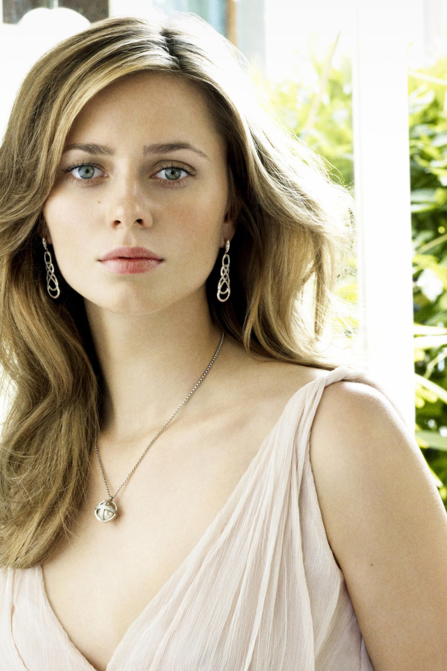 Грустная блондинка, актриса Мейв Дермоди