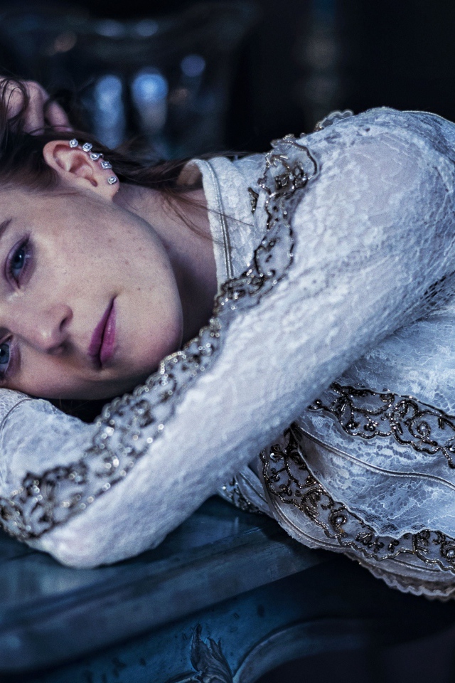 Грустная девушка, актриса Роуз Лесли