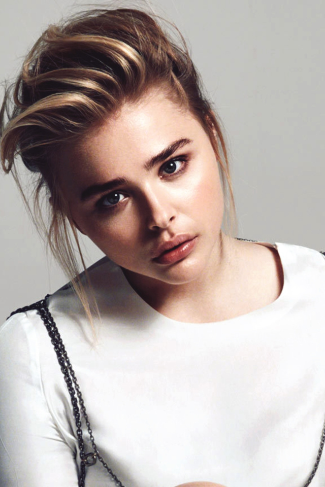 Грустная девушка актриса Хлоя Грейс Морец на сером фоне