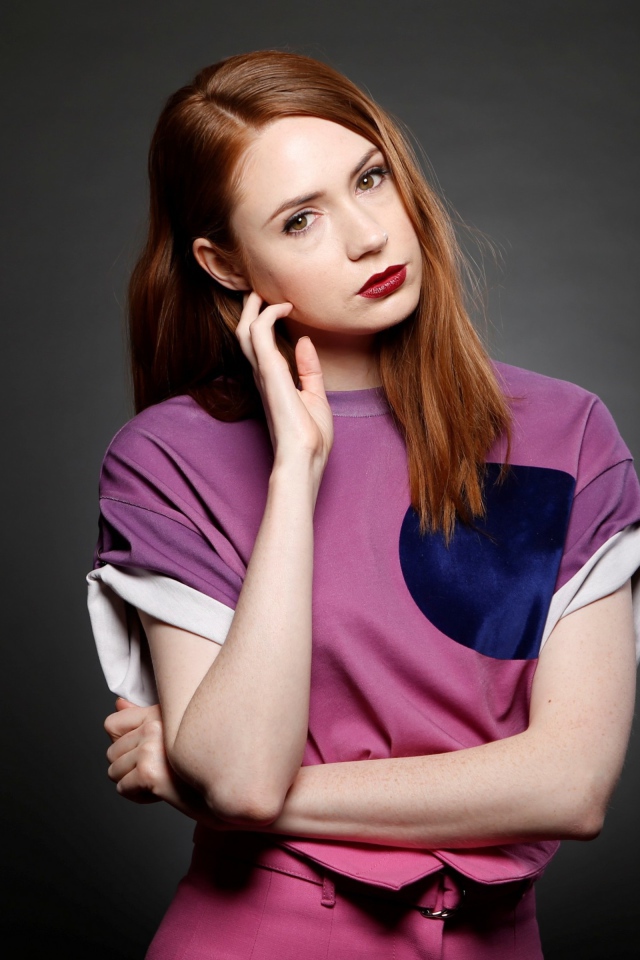 Шотландская актриса Карен Гиллан на сером фоне