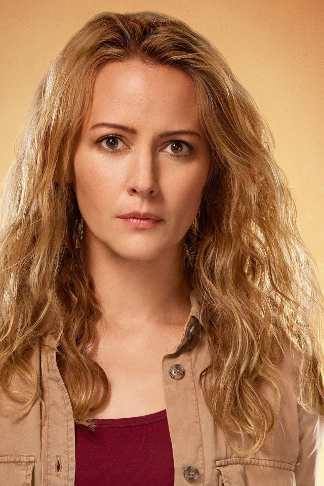 Серьезная американская актриса Эми Экер