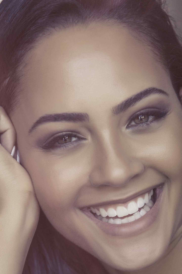 Улыбающаяся американская актриса Тристин Мэйс