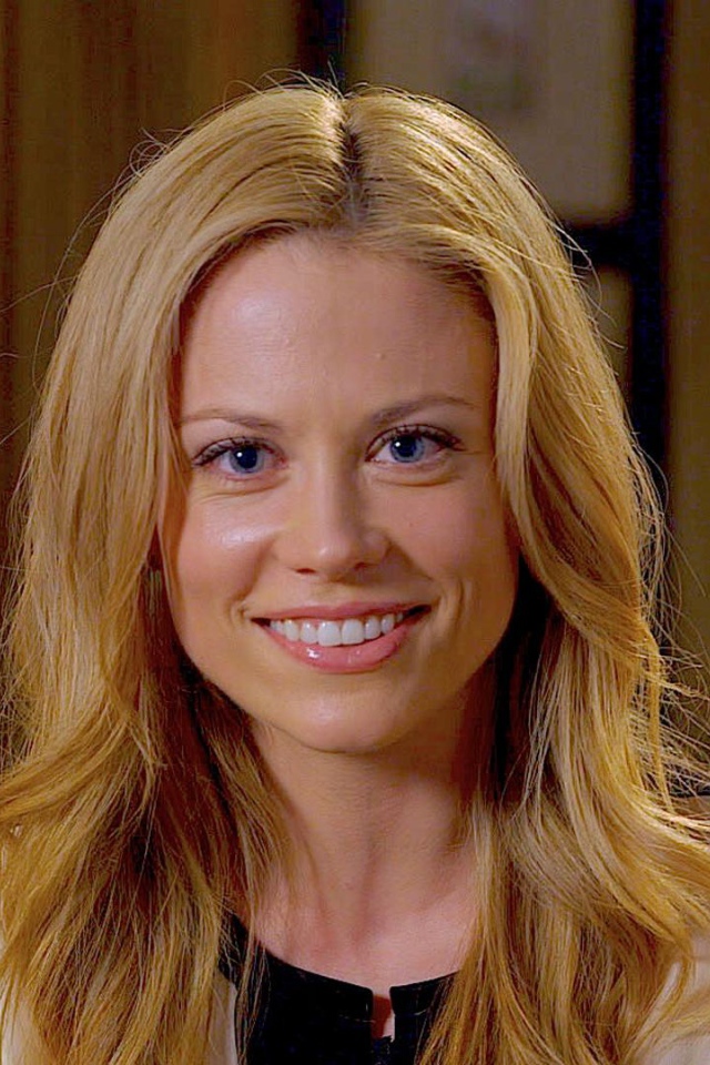Улыбающаяся актриса Клэр Коффи