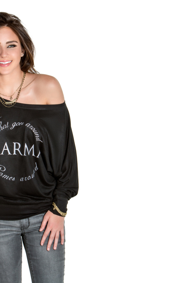 Улыбающаяся актриса Райан Ньюман на белом фоне