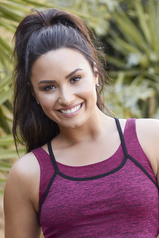 Улыбающаяся красивая актриса Деми Ловато