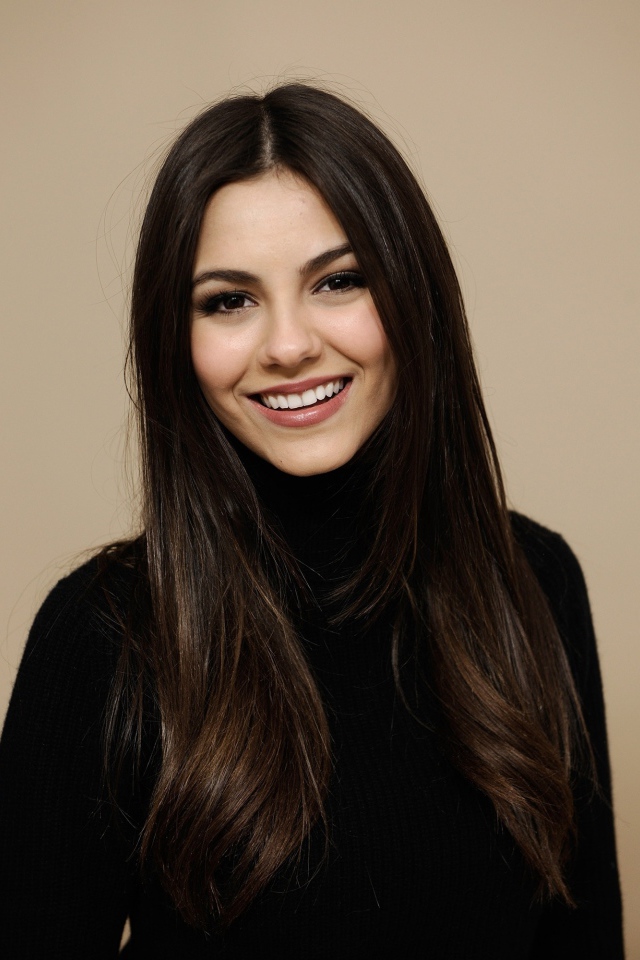 Улыбающаяся красивая актриса Виктория Джастис