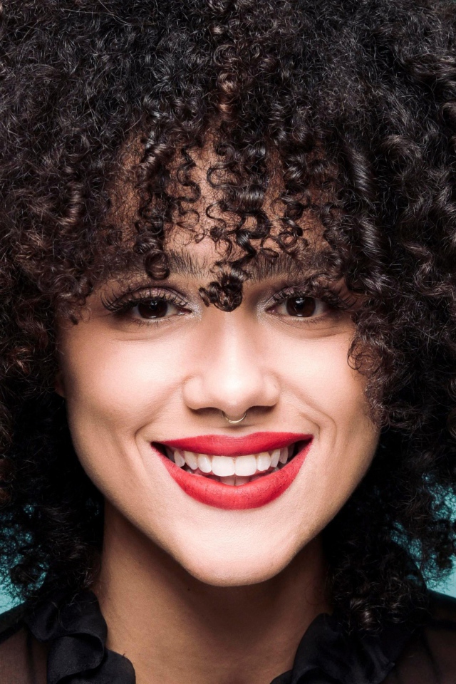 Улыбающаяся яркая девушка, актриса Натали Эммануэль