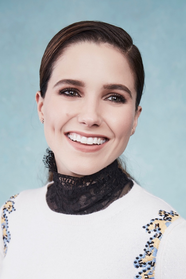Улыбающаяся девушка актриса София Буш