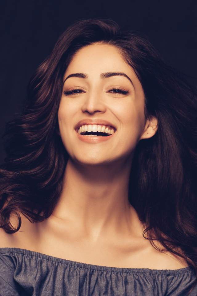 Улыбающаяся индийская актриса Ями Гаутам