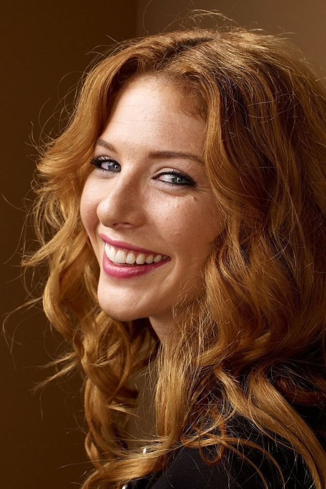 Улыбающаяся рыжеволосая девушка Рейчел Лефевр