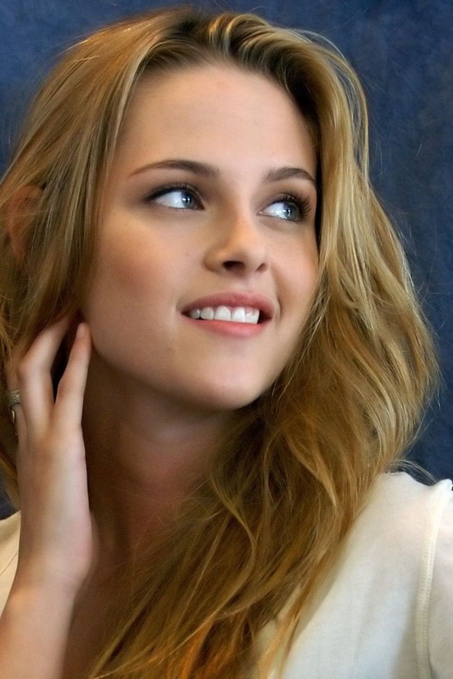 Улыбающаяся нежная девушка, актриса Кристен Стюарт