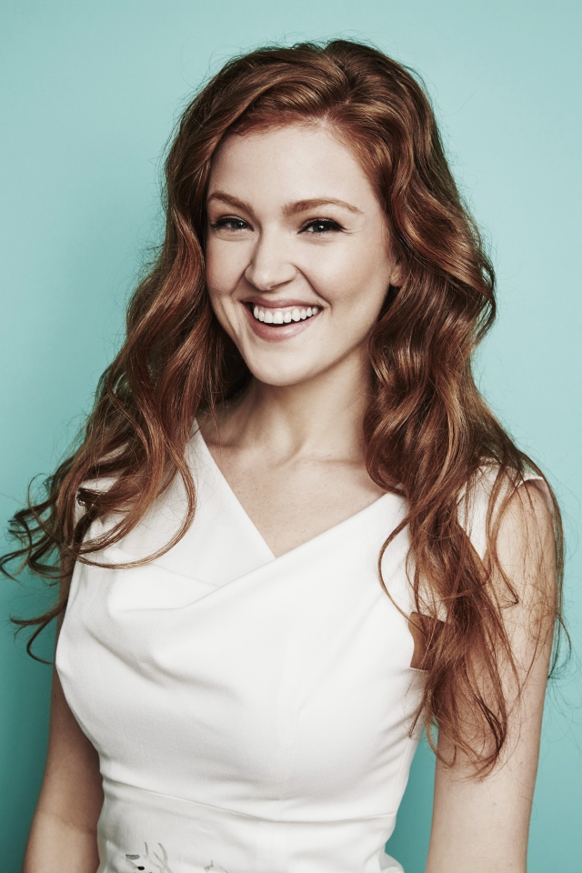 Улыбающаяся молодая актриса Магги Джха