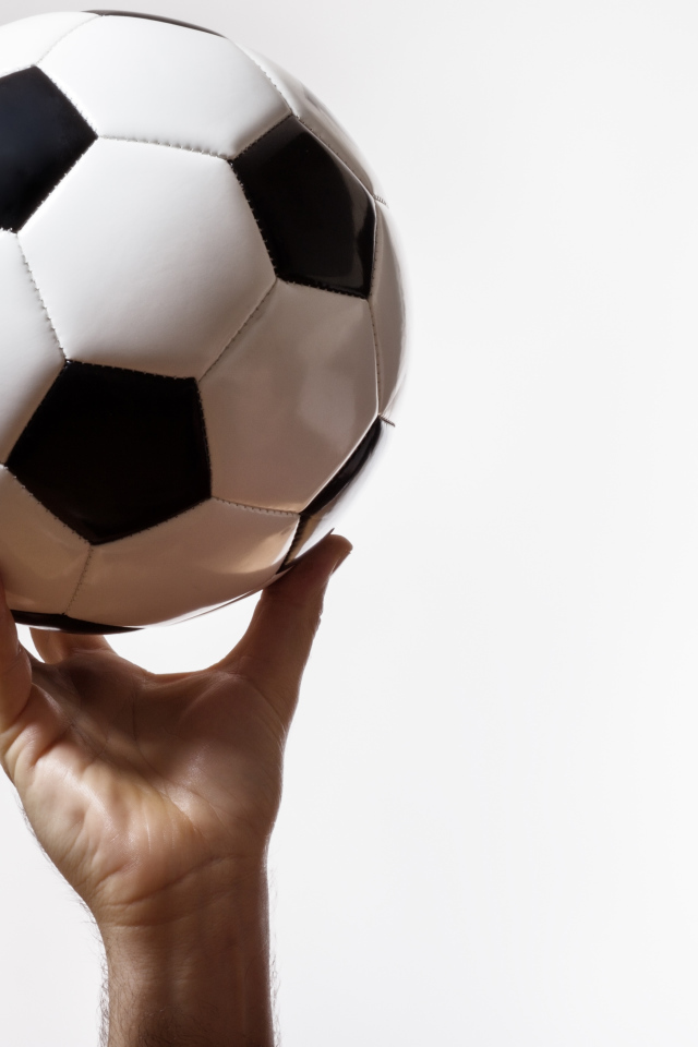 Футбольный мяч в руке на белом фоне