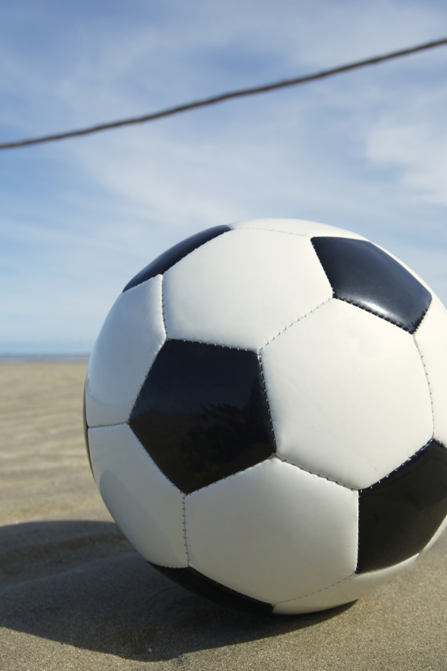 Футбольный мяч на песке на пляже
