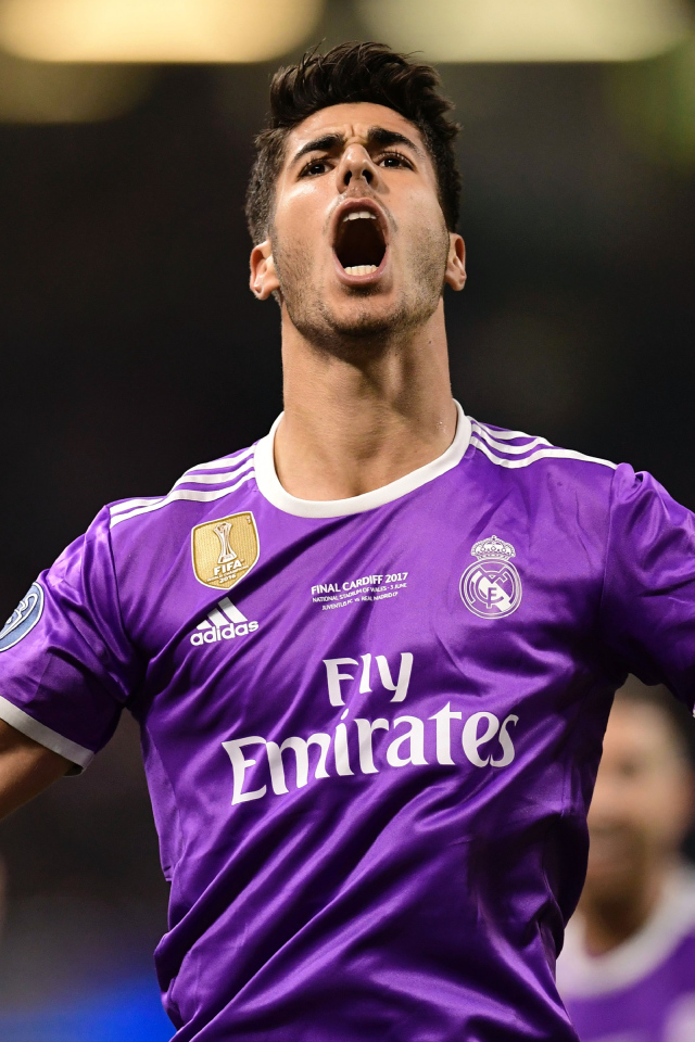 Испанский футболист Марко Асенсио кричит на поле