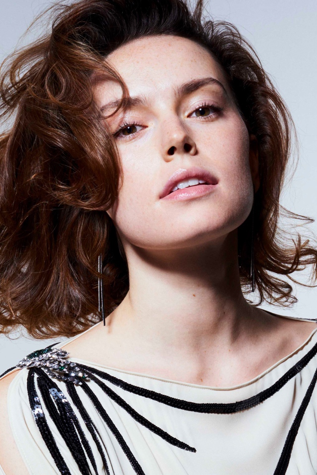 Эффектная молодая актриса Дэйзи Ридли