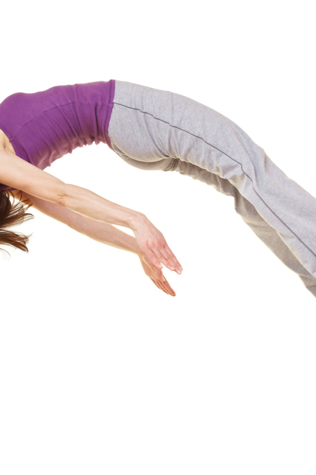 Спортивная девушка в невесомости на белом фоне