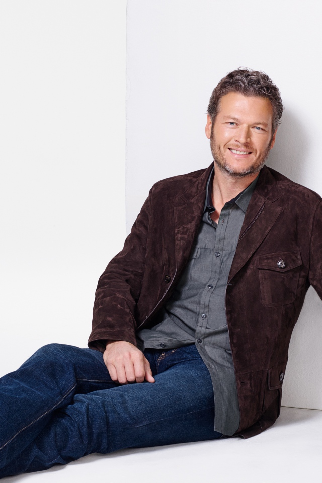 Стильный актер Блейк Шелтон на сером фоне