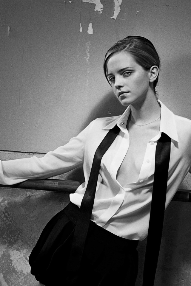 Стильная актриса Эмма Уотсон, черно белое фото 