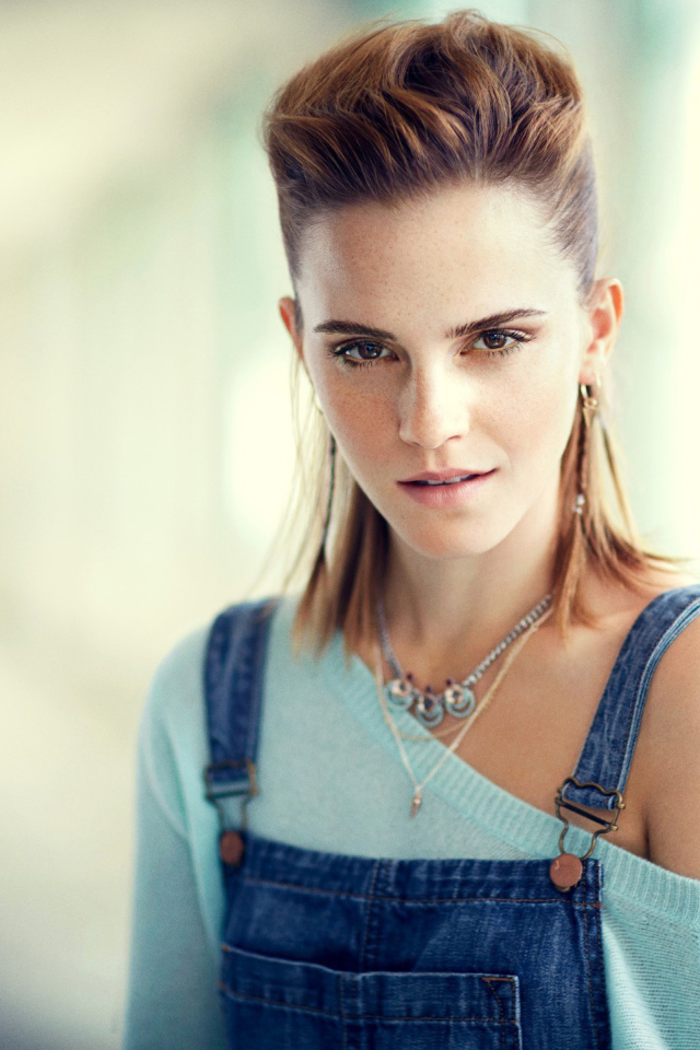 Стильная актриса Эмма Уотсон с джинсовом комбинезоне