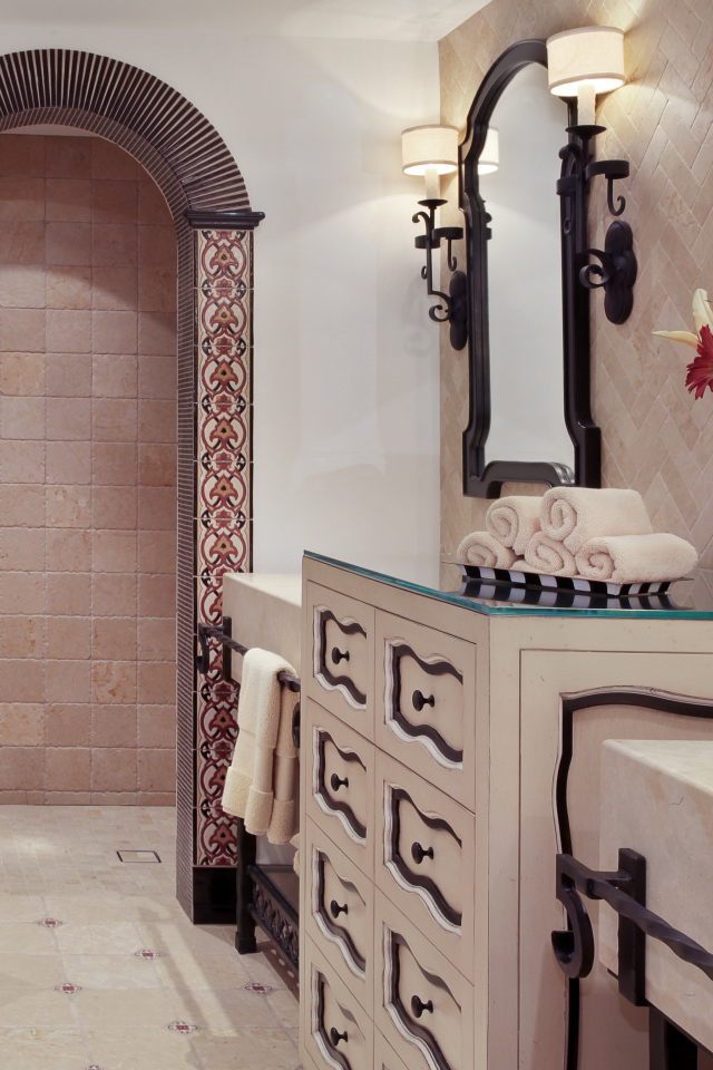 Стильная ванная комната с большим зеркалом и стулом