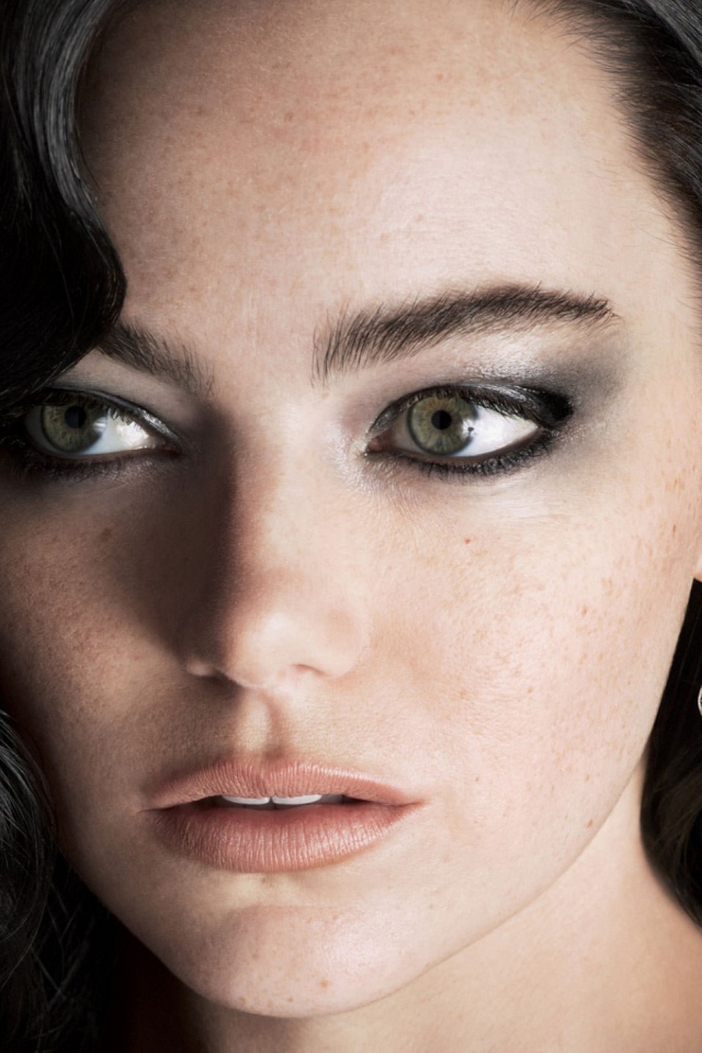 Стильная брюнетка, актриса Эмма Стоун, 2018