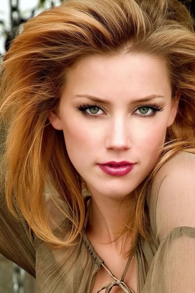 Стильная девушка актриса Эмбер Хёрд