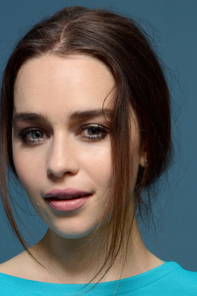 Нежная молодая девушка шатенка, актриса Эмилия Кларк