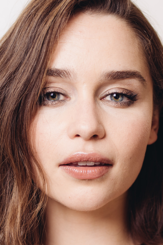 Лицо молодой актрисы Эмилии Кларк