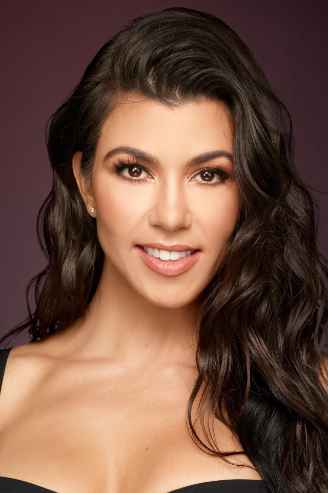 Светская львица Кортни Кардашьян с очаровательной улыбкой