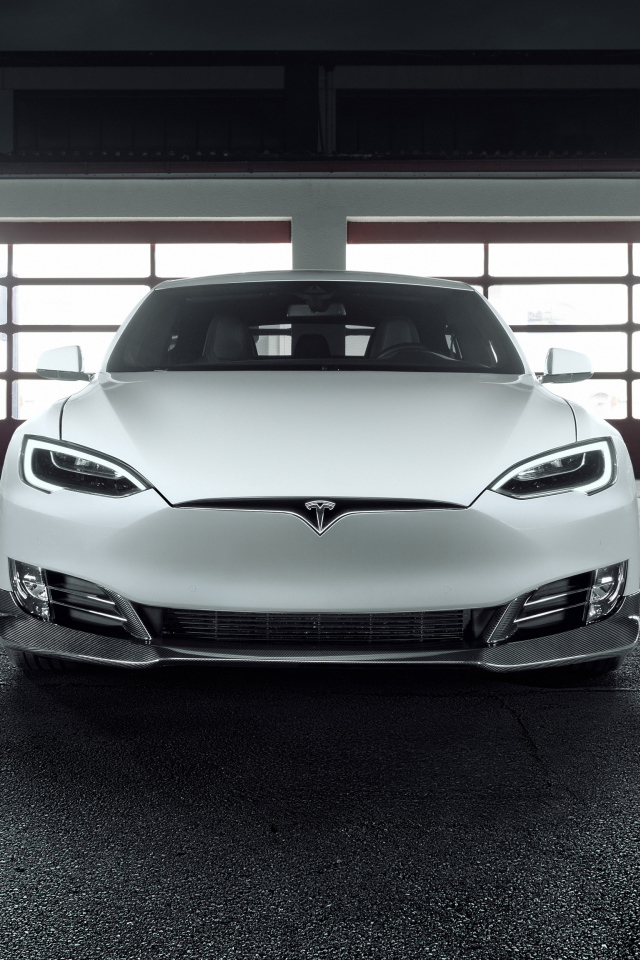 Белый электромобиль Tesla Model S, вид спереди
