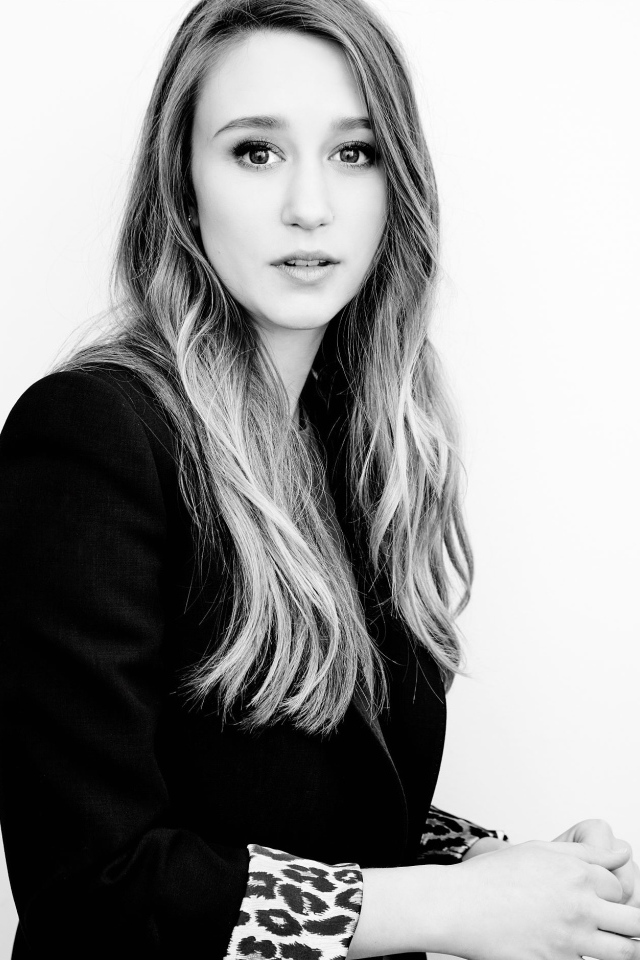 Молодая американская актриса Таисса Фармига черно белое фото