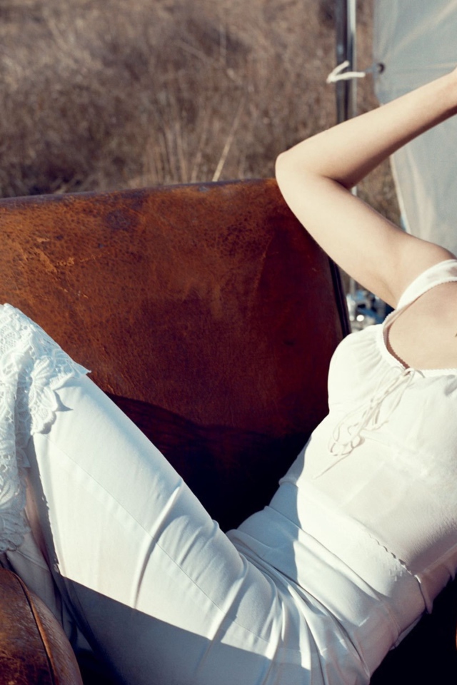 Молодая актриса Эван Рэйчел Вуд в белом платье в кресле