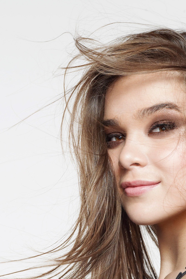 Молодая актриса Хейли Стейнфилд фото на сером фоне