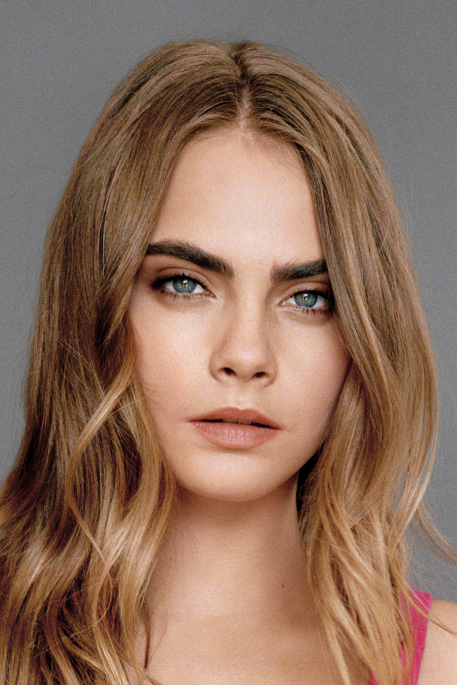 Молодая актриса Кара Делевинь фото на сером фоне