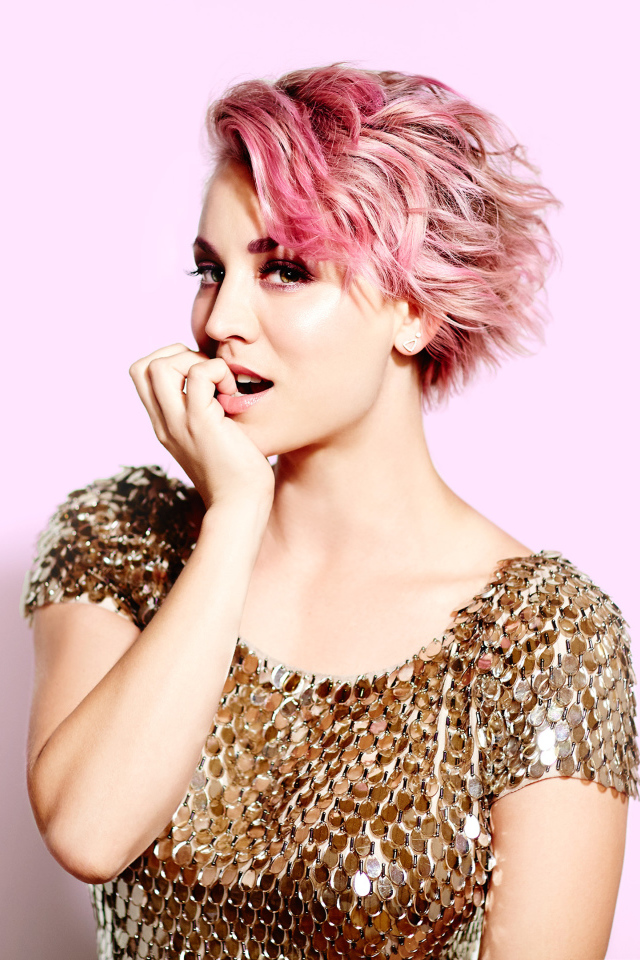 Молодая актриса Кейли Куоко с розовыми волосами