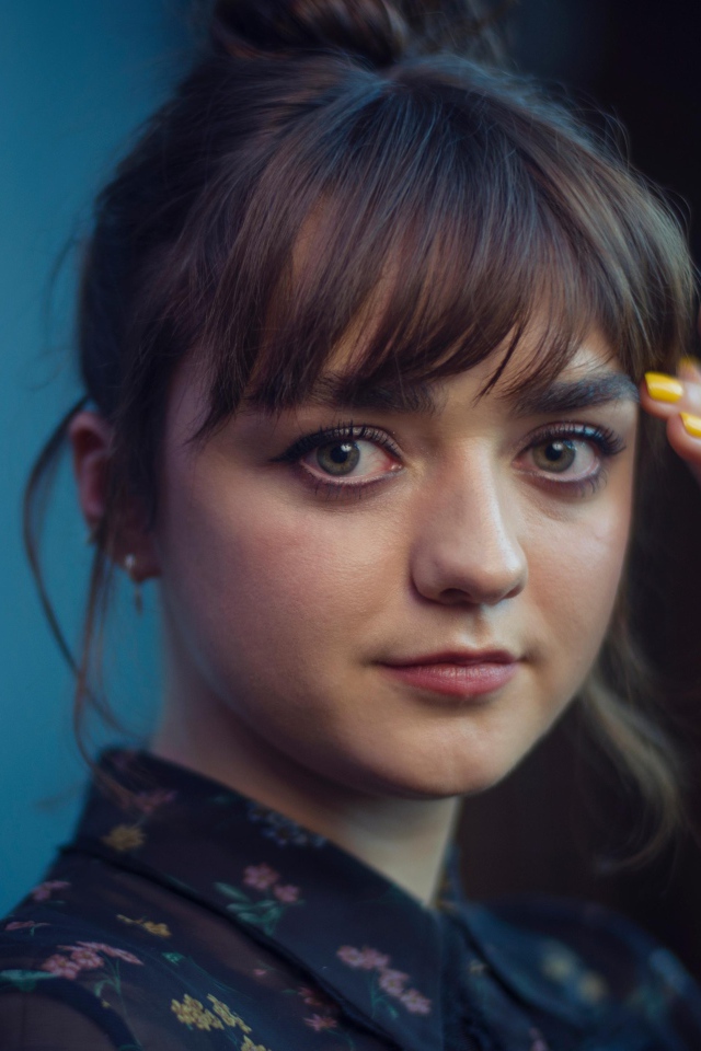 Молодая актриса Мэйси Уильямс с рукой у лица