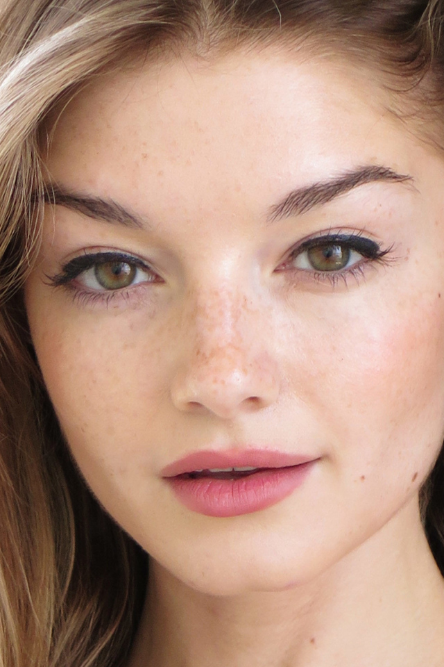 Молодая актриса Моника Олландер