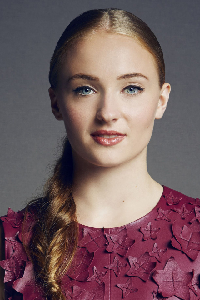 Молодая актриса Софи Тёрнер фото на сером фоне