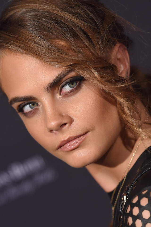 Молодая красивая актриса Кара Делевинь в черном наряде