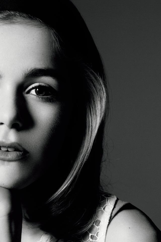 Молодая блондинка актриса Кирнан Шипка, черно-белое фоне 