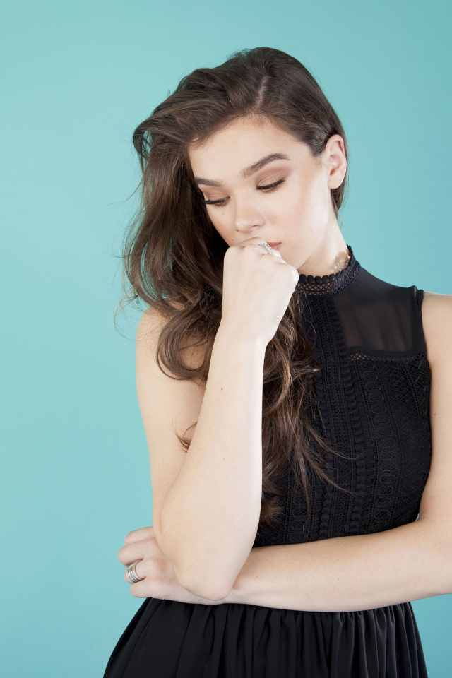 Молодая популярная актриса Хейли Стейнфилд,  фото на голубом фоне